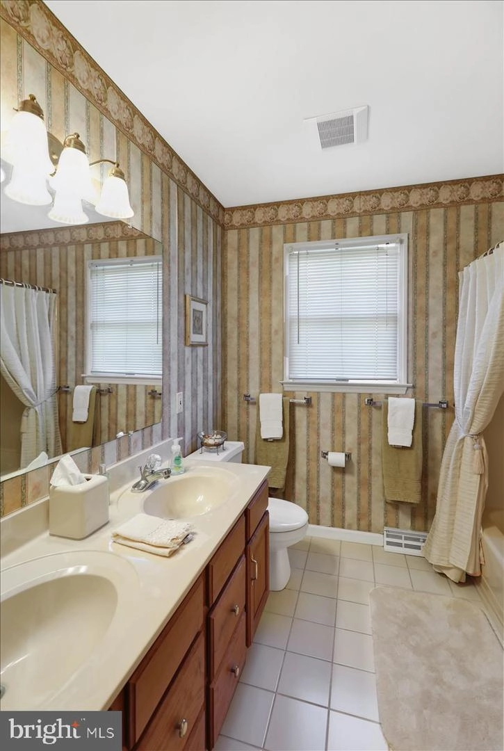 Bath - 519 Thomas Pl, Reading, PA 19608 photo 4 of 4