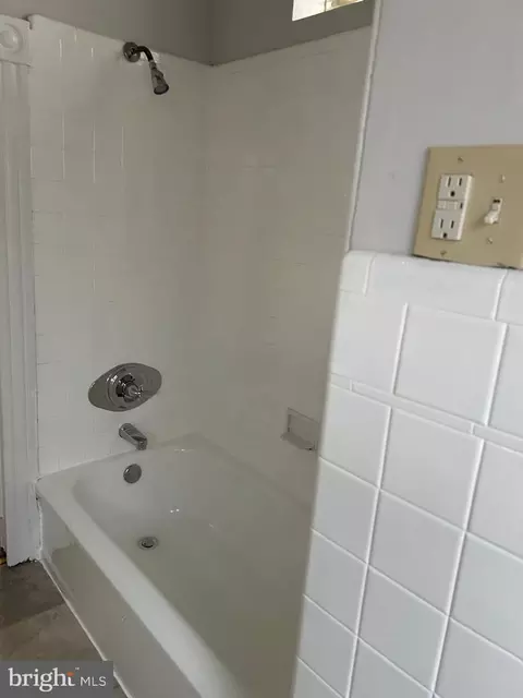 Bath - 1509 Perkiomen Ave, Reading, PA 19602 photo 1 of 3