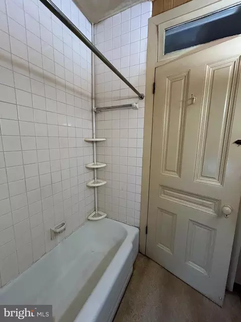 Bath - 1509 Perkiomen Ave, Reading, PA 19602 photo 2 of 3