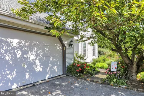 401 Friendship Dr, Fleetwood, PA 19522