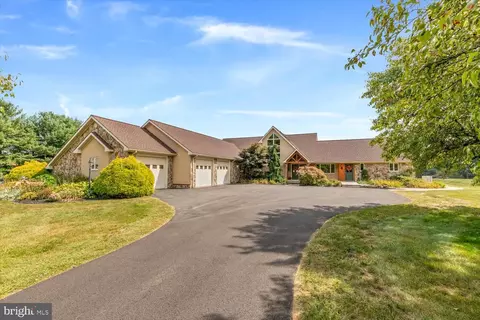 4 Hawkfield Rd, Kempton, PA 19529