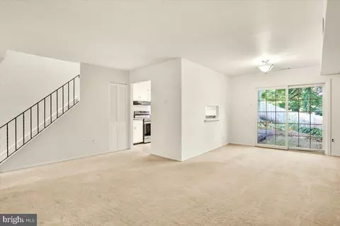 Living - 823 Rabbit Ln, Reading, PA 19606 photo 3 of 4