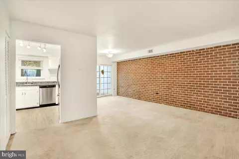 Living - 823 Rabbit Ln, Reading, PA 19606 photo 2 of 4