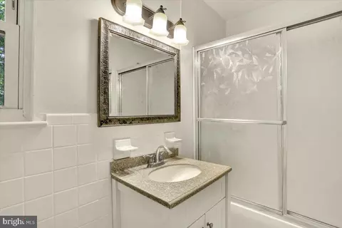 Bath - 823 Rabbit Ln, Reading, PA 19606 photo 1 of 2