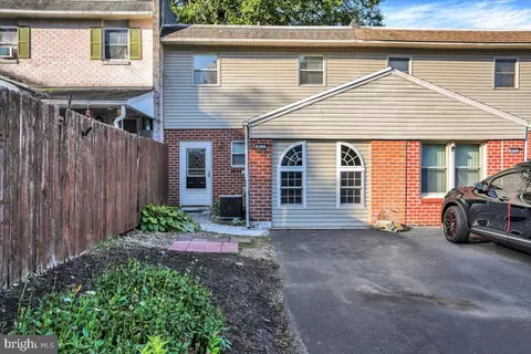 823 Rabbit Ln, Reading, PA 19606