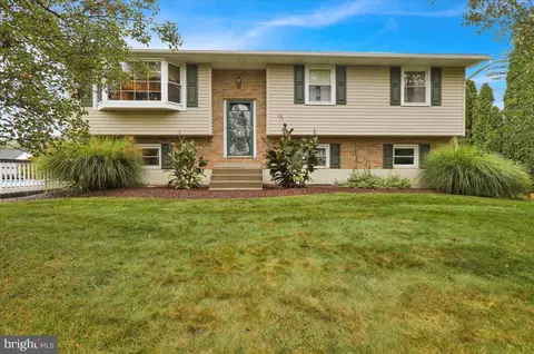 2 Corner Ln, Mertztown, PA 19539