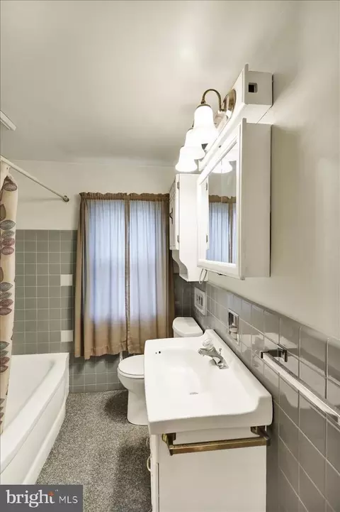 Bath - 112 Mifflin Blvd, Reading, PA 19607 photo 2 of 3