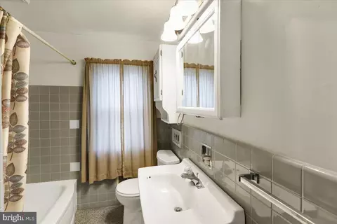 Bath - 112 Mifflin Blvd, Reading, PA 19607 photo 1 of 3