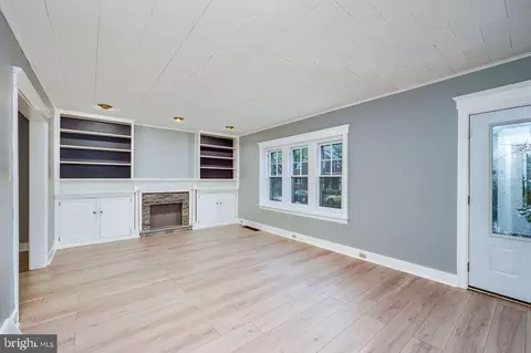 Living - 922 Franklin St, Wyomissing, PA 19610 photo 2 of 3
