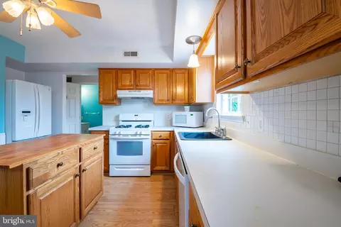 Kitchen - 374 Oneida Dr, Sinking Spring, PA 19608 photo 2 of 3