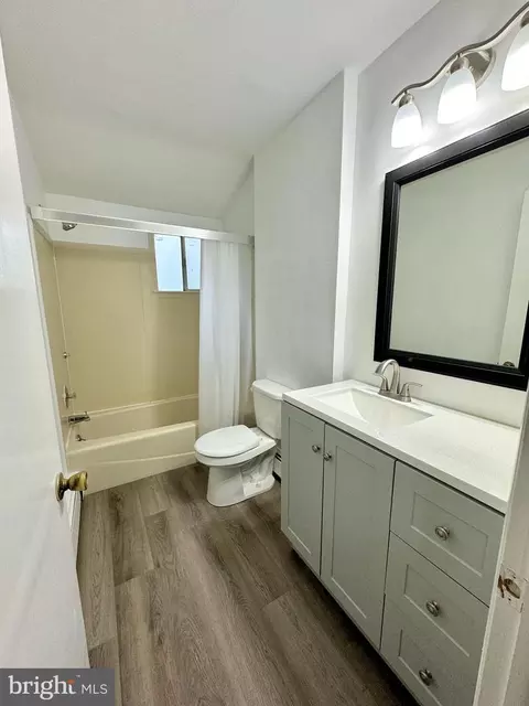 Bath - 1424 Commonwealth Blvd, Reading, PA 19607 photo 1 of 1