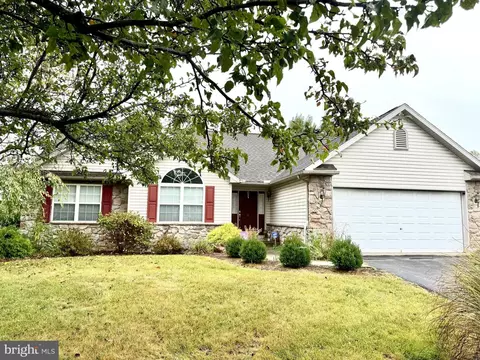 16 Sagebrook Dr, Reading, PA 19606