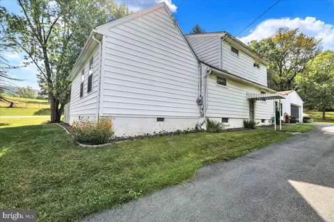 518 Spring Valley Rd, Reading, PA 19604 photo 2