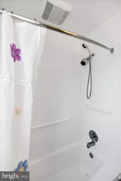 Bath - 2912 Gerard Ave, Reading, PA 19608 photo 2 of 3