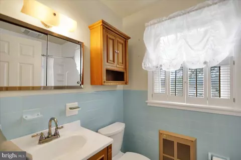 Bath - 2912 Gerard Ave, Reading, PA 19608 photo 1 of 3