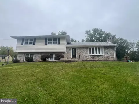 1361 Manatawny Dr, Pottstown, PA 19464
