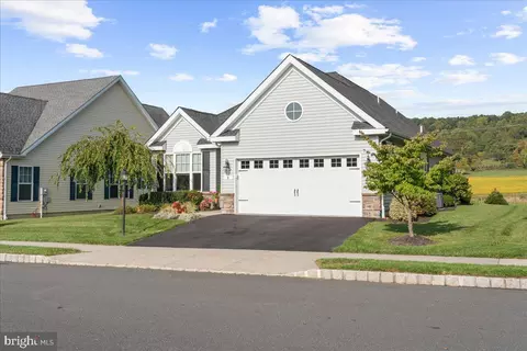 8 Fox Chase Ln, Oley, PA 19547 photo 2