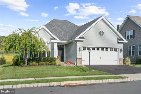 8 Fox Chase Ln, Oley, PA 19547