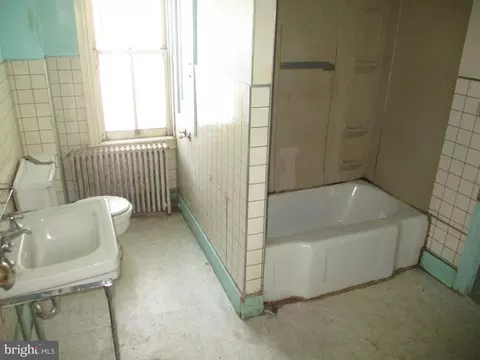 Bath - 1129 Spring St, Reading, PA 19604 photo 2 of 2