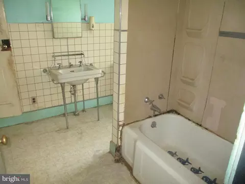Bath - 1129 Spring St, Reading, PA 19604 photo 1 of 2