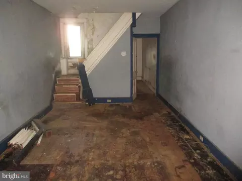 Living - 1129 Spring St, Reading, PA 19604 photo 1 of 1