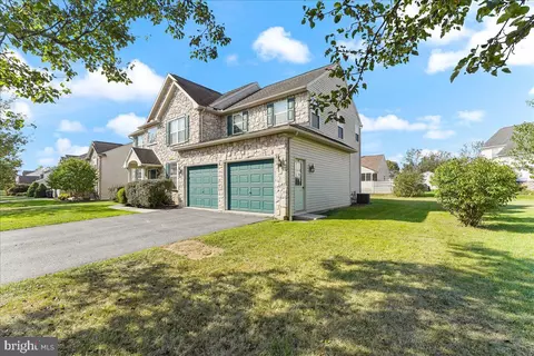 37 Thymebrook Dr, Reading, PA 19606 photo 2