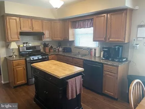 Kitchen - 1859 Shellbark Dr, Reading, PA 19608 photo 4 of 5