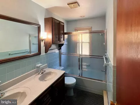 Bath - 781 Mountain View Rd, Reading, PA 19607 photo 1 of 2