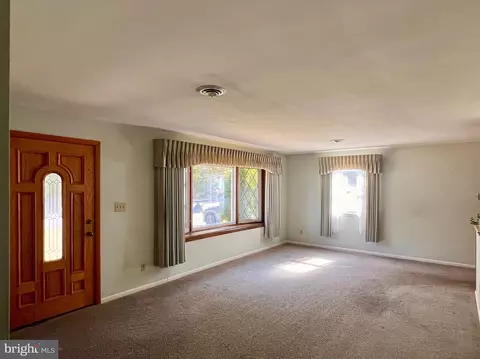Living - 781 Mountain View Rd, Reading, PA 19607 photo 4 of 7
