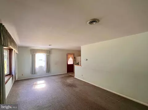 Living - 781 Mountain View Rd, Reading, PA 19607 photo 3 of 7