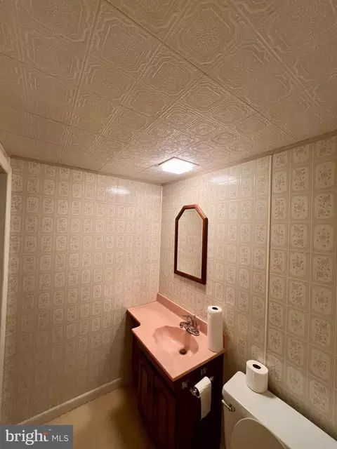 Bath - 781 Mountain View Rd, Reading, PA 19607 photo 2 of 2
