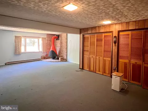 Living - 781 Mountain View Rd, Reading, PA 19607 photo 5 of 7