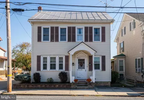 78 Main St, Strausstown, PA 19559