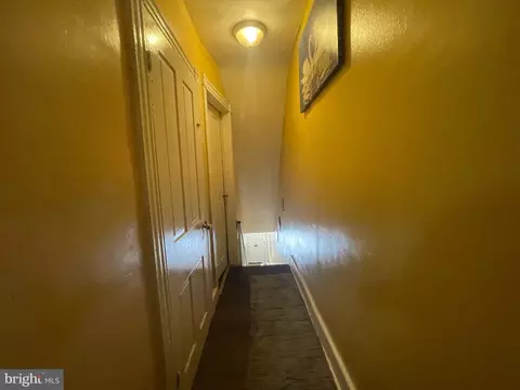 Entry Way - 1021 Spring St, Reading, PA 19604 photo 8 of 10