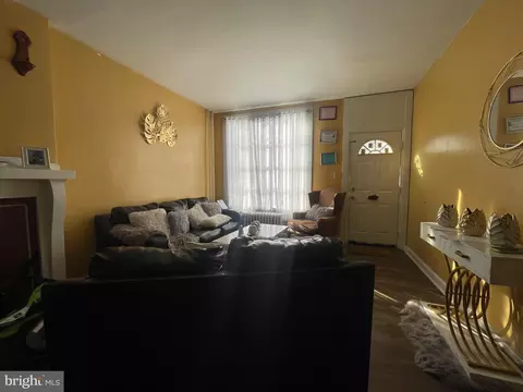 Entry Way - 1021 Spring St, Reading, PA 19604 photo 1 of 10