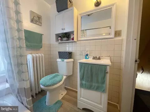 Bath - 1021 Spring St, Reading, PA 19604 photo 2 of 3