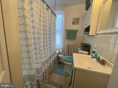 Bath - 1021 Spring St, Reading, PA 19604 photo 1 of 3