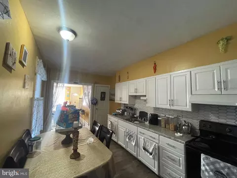 Entry Way - 1021 Spring St, Reading, PA 19604 photo 5 of 10