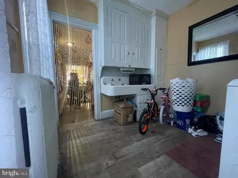 Entry Way - 1021 Spring St, Reading, PA 19604 photo 6 of 10
