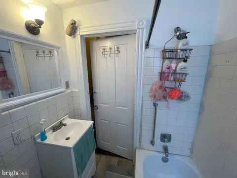 Bath - 1021 Spring St, Reading, PA 19604 photo 3 of 3