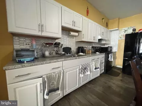 Entry Way - 1021 Spring St, Reading, PA 19604 photo 4 of 10