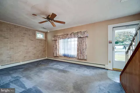 Living - 801 Apache Ln, Temple, PA 19560 photo 2 of 4