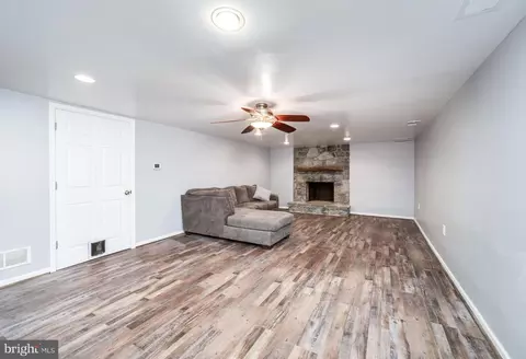 Living - 3435 River Rd, Reading, PA 19605 photo 6 of 10