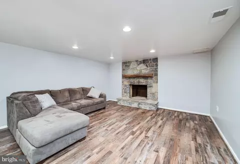 Living - 3435 River Rd, Reading, PA 19605 photo 7 of 10