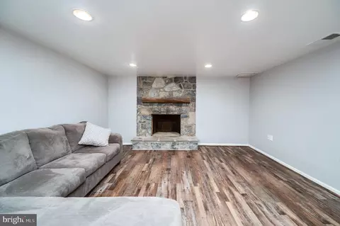 Living - 3435 River Rd, Reading, PA 19605 photo 8 of 10