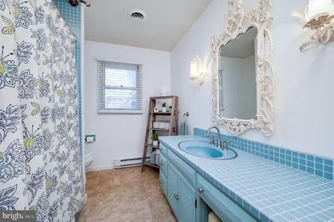 Bath - 3435 River Rd, Reading, PA 19605 photo 2 of 4