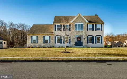 100 Pleasant View Dr, Douglassville, PA 19518