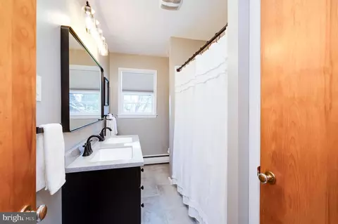 Bath - 4002 Circle Ave, Reading, PA 19606 photo 1 of 3