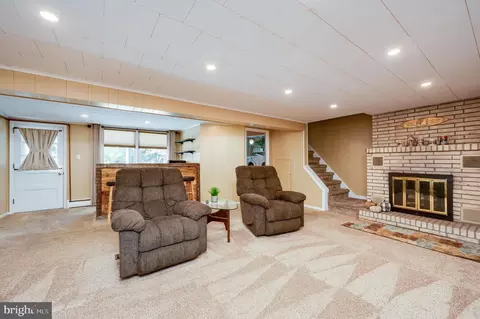 Living - 4002 Circle Ave, Reading, PA 19606 photo 5 of 7