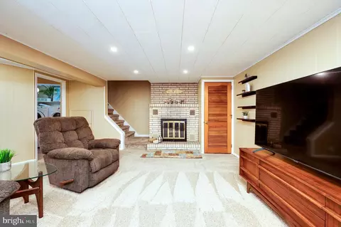 Living - 4002 Circle Ave, Reading, PA 19606 photo 6 of 7
